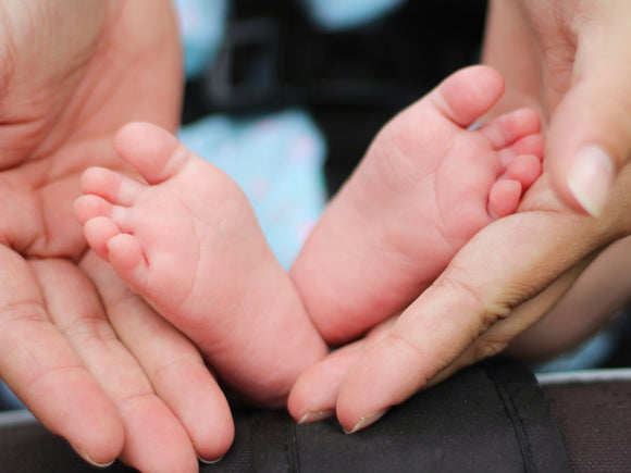 החשיבות של שמירה על חום רגליו של התינוק: למה זה יותר מסתם נוחות